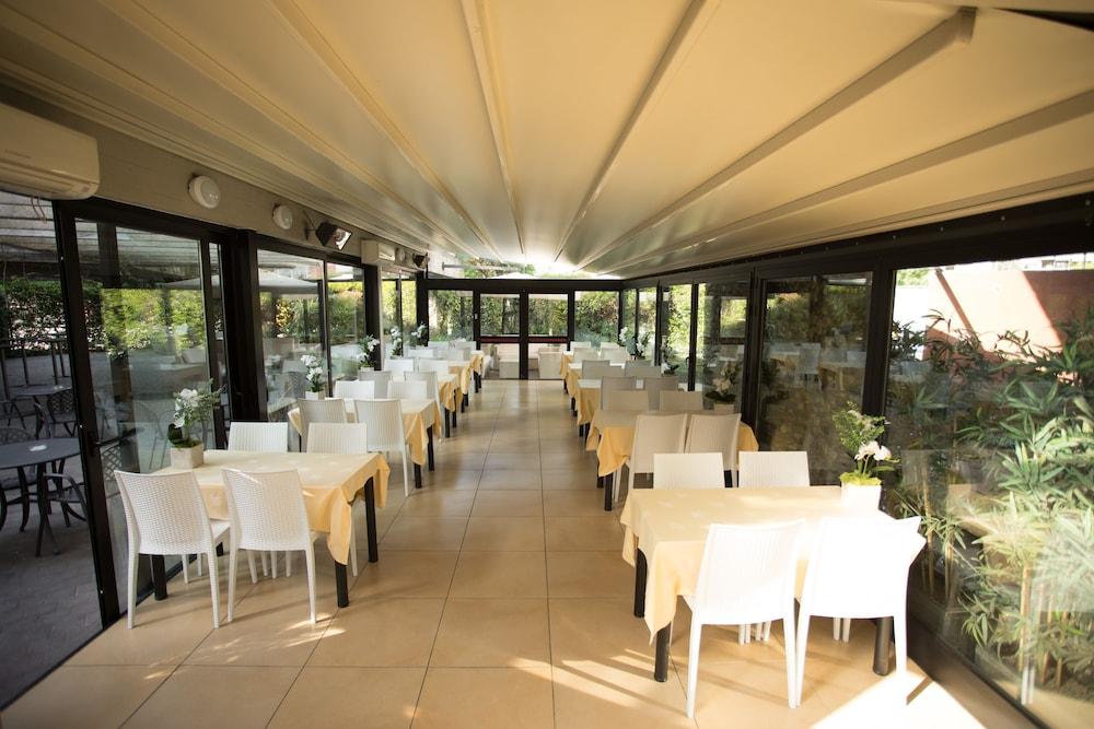 Ih Hotels Milano Eur - Trezzano Sul Naviglio Exterior photo