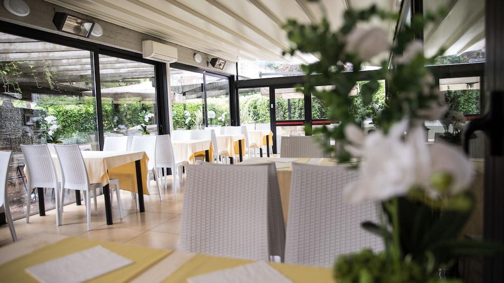 Ih Hotels Milano Eur - Trezzano Sul Naviglio Exterior photo